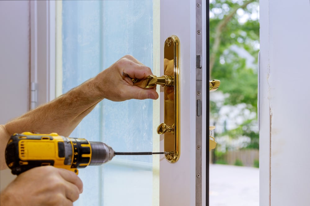 Locksmith Fixing Doorknob